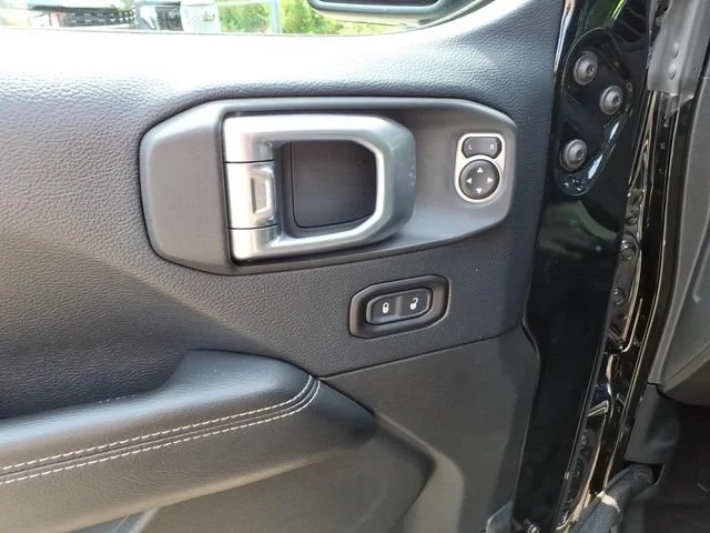 Used 2018 Black Jeep Sahara 4x4 image 19