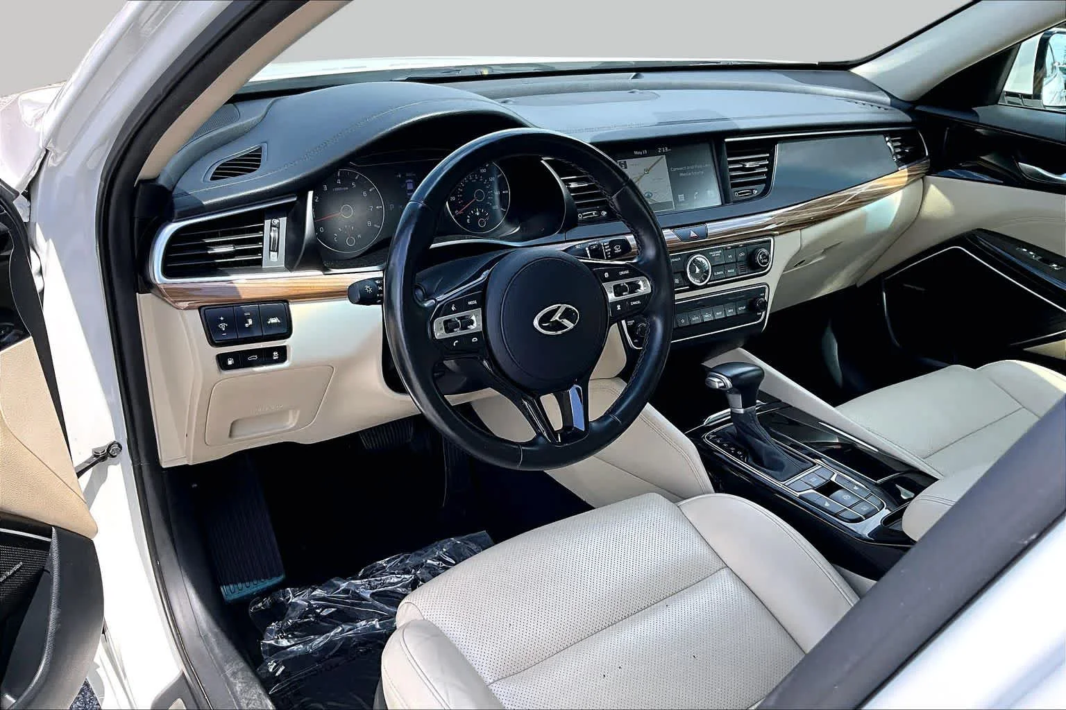 Used 2019 Snow White Pearl Kia Technology image 28
