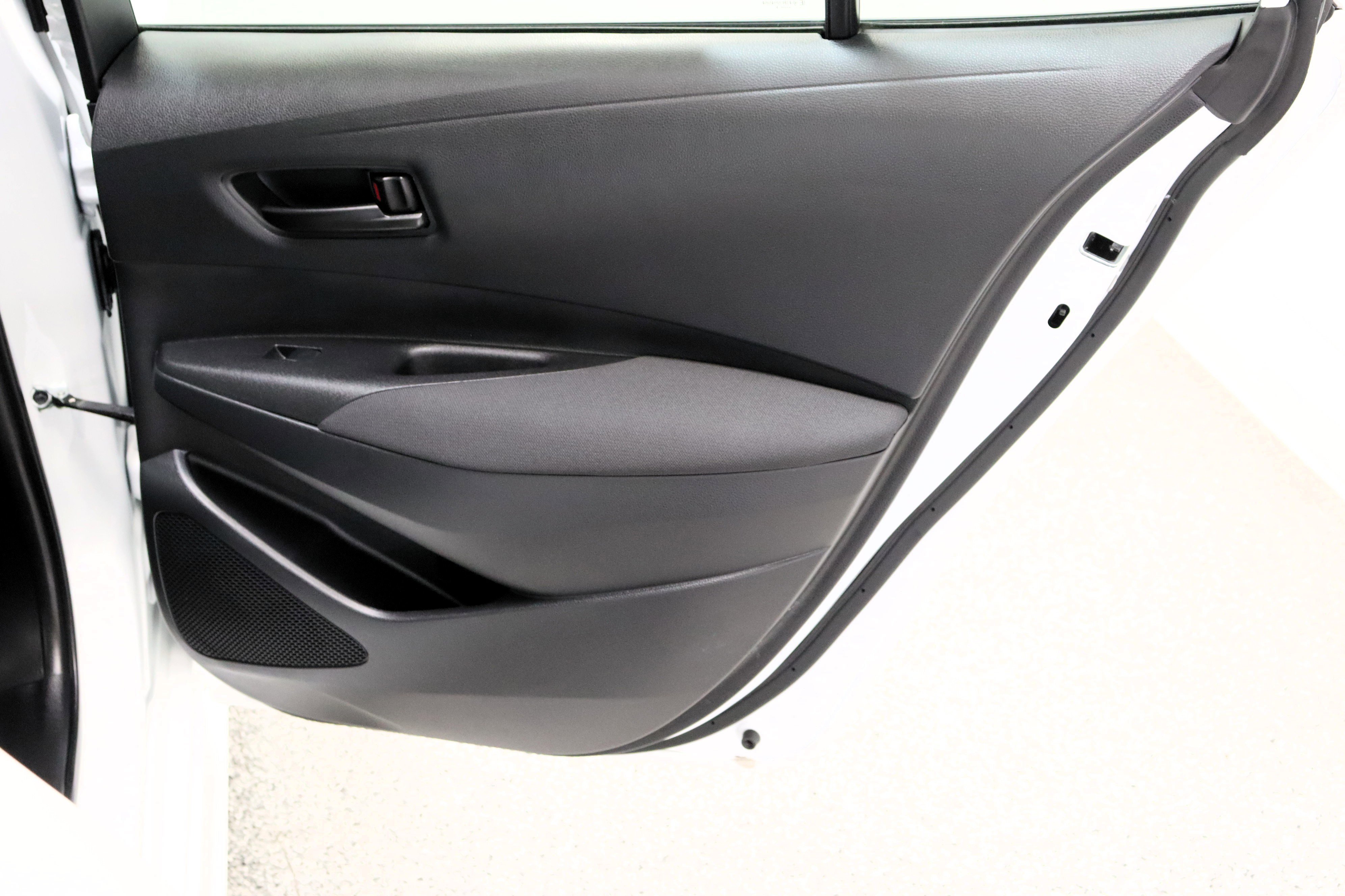 Used 2025 Ice Cap Toyota LE 2.0L image 29