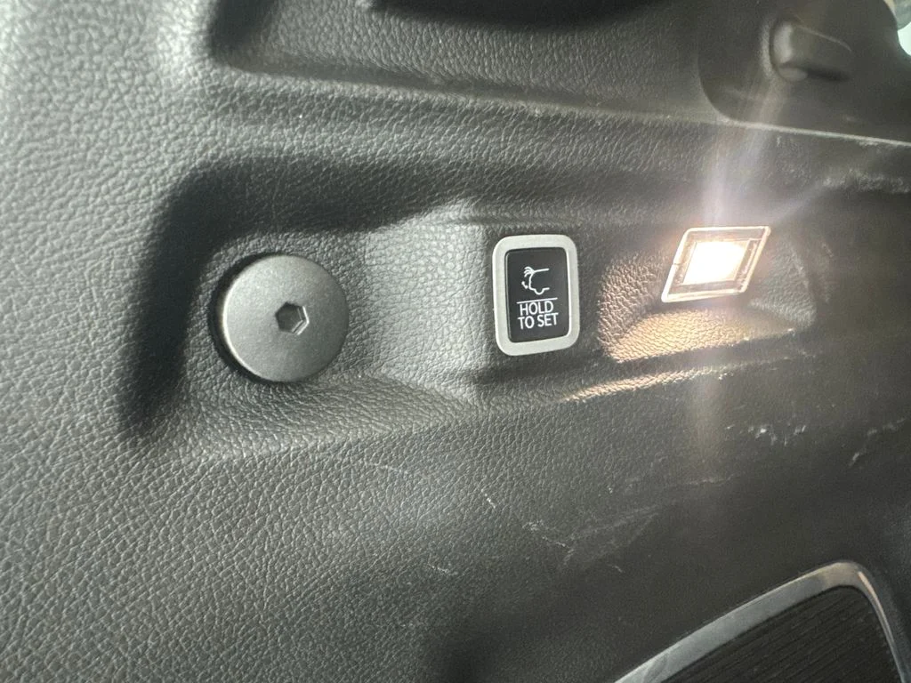 Used 2022 Silver Jeep Limited image 90