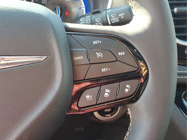 Used 2025  Chrysler Limited image 14