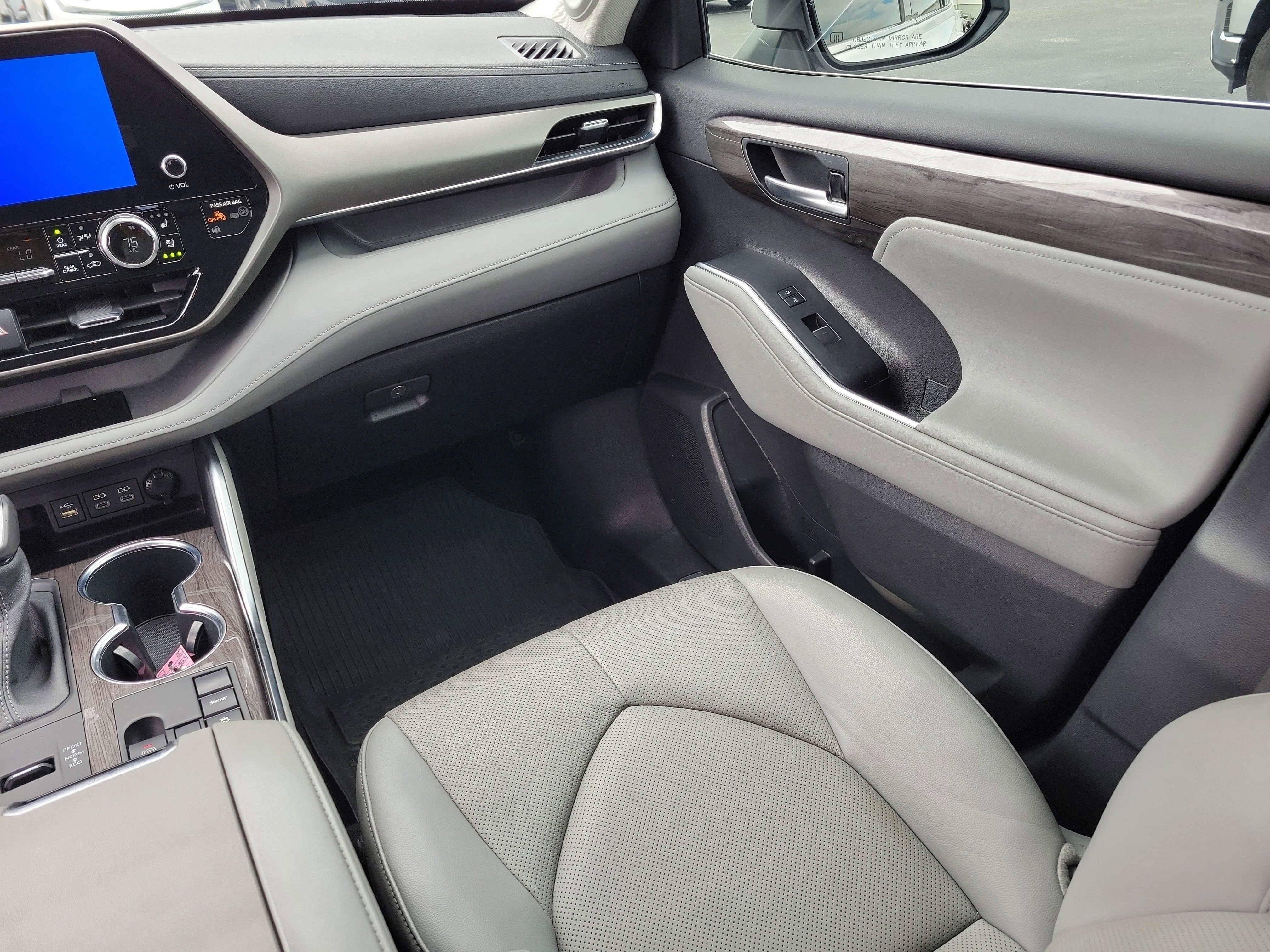 Used 2023 Wind Chill Pearl Toyota0 Limited image 17