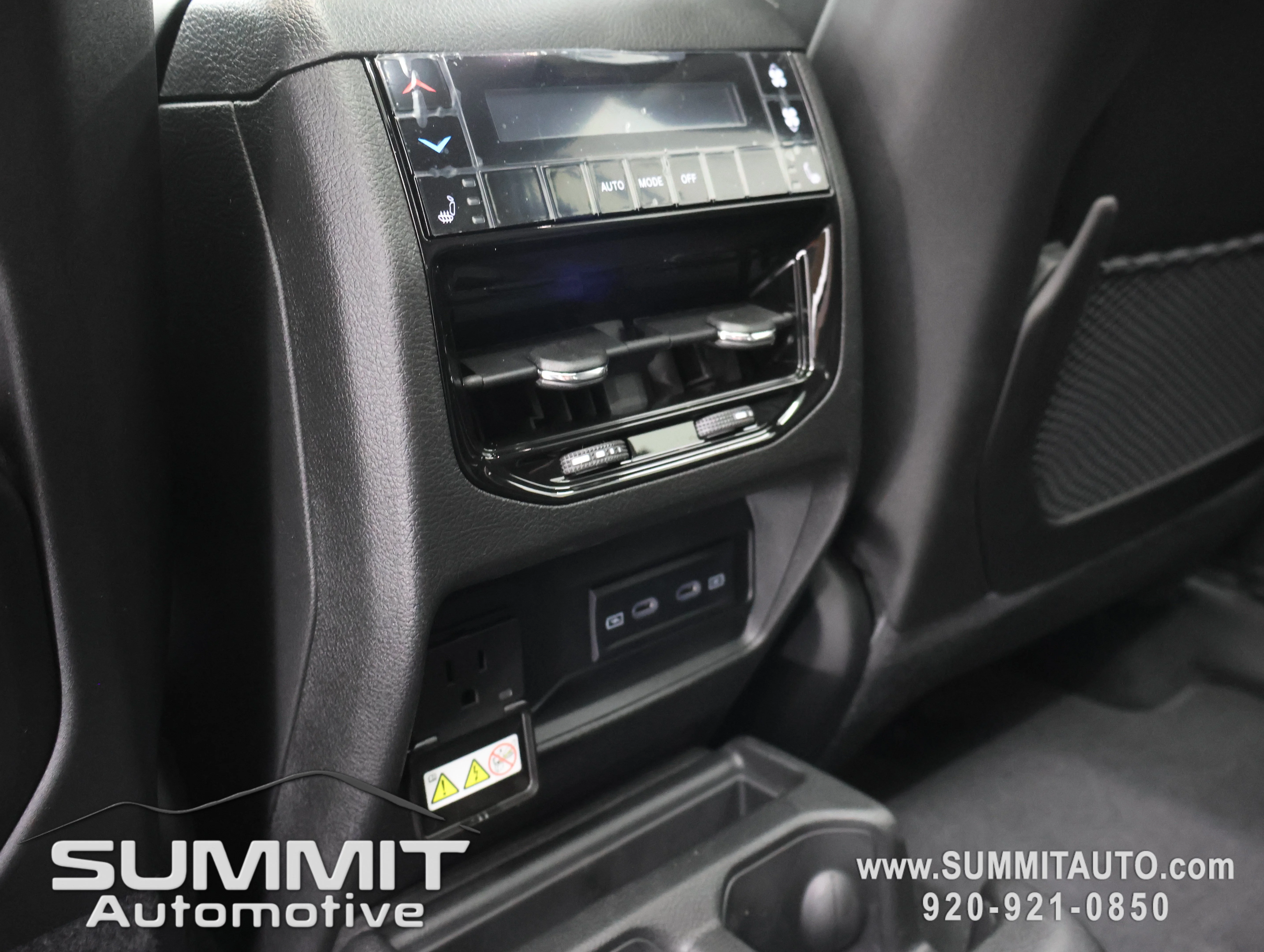 New 2026 Diamond Black Crystal Pearl-Coat Exterior Paint Jeep Limited image 37
