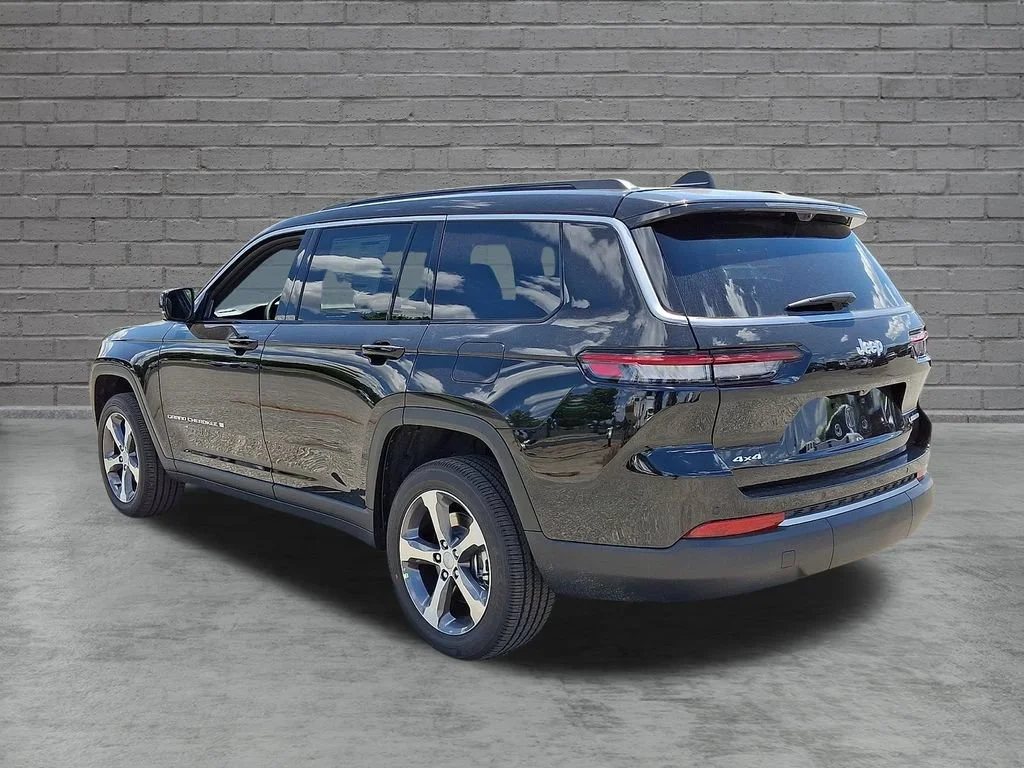 New 2026 Diamond Black Crystal Pearlcoat Jeep Limited image 6