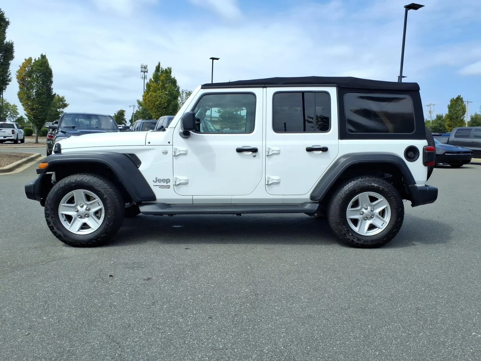 Used 2018 Bright White Clearcoat Jeep Sport S image 3