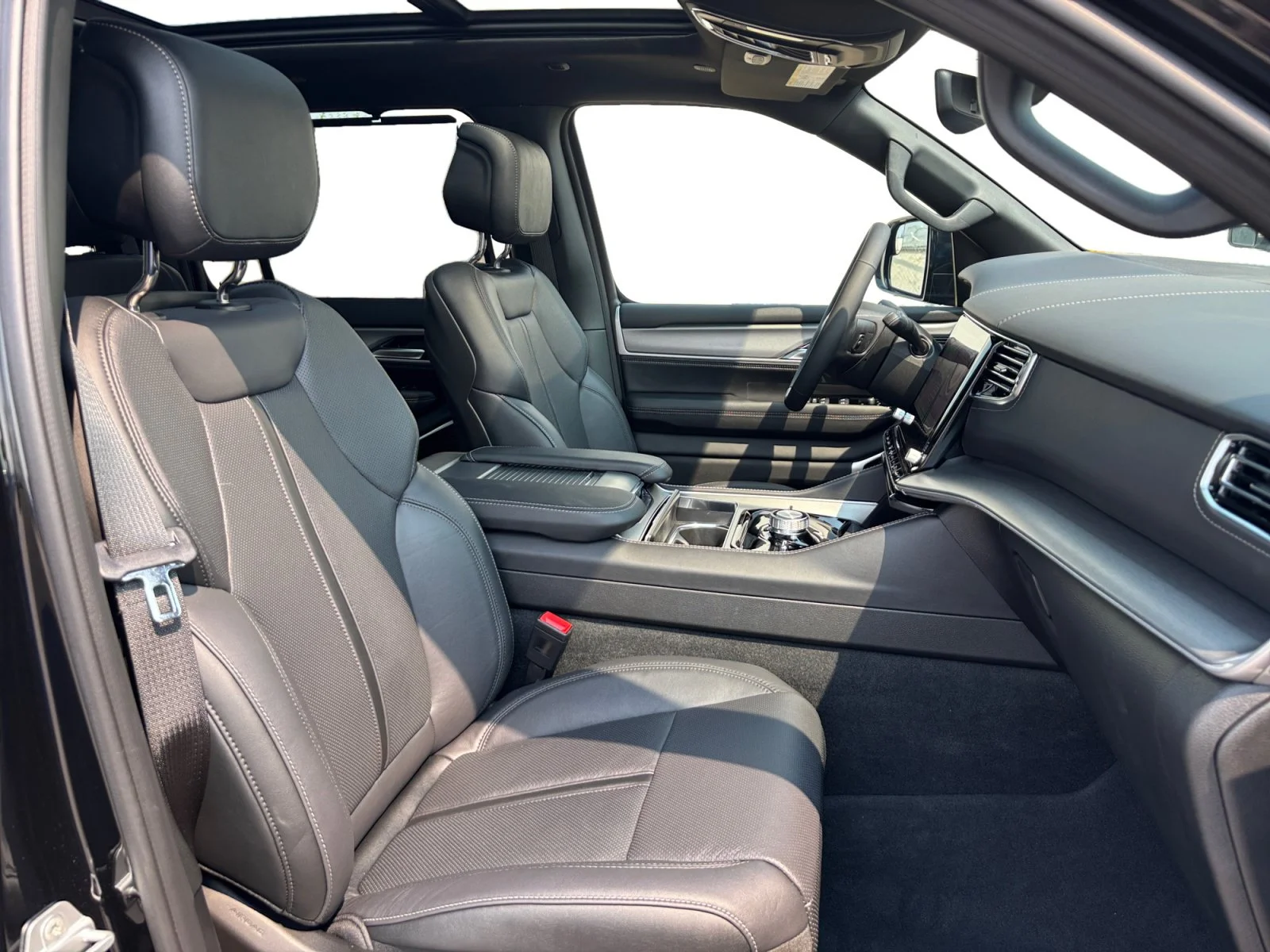 New 2026 HIGH GLOSS BLACK Jeep Limited Reserve image 17