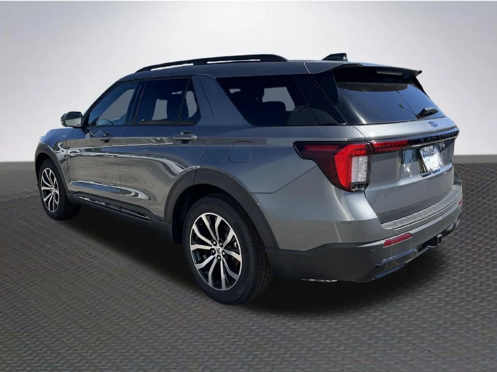 New 2026 Carbonized Gray Metallic Ford ST-Line image 5