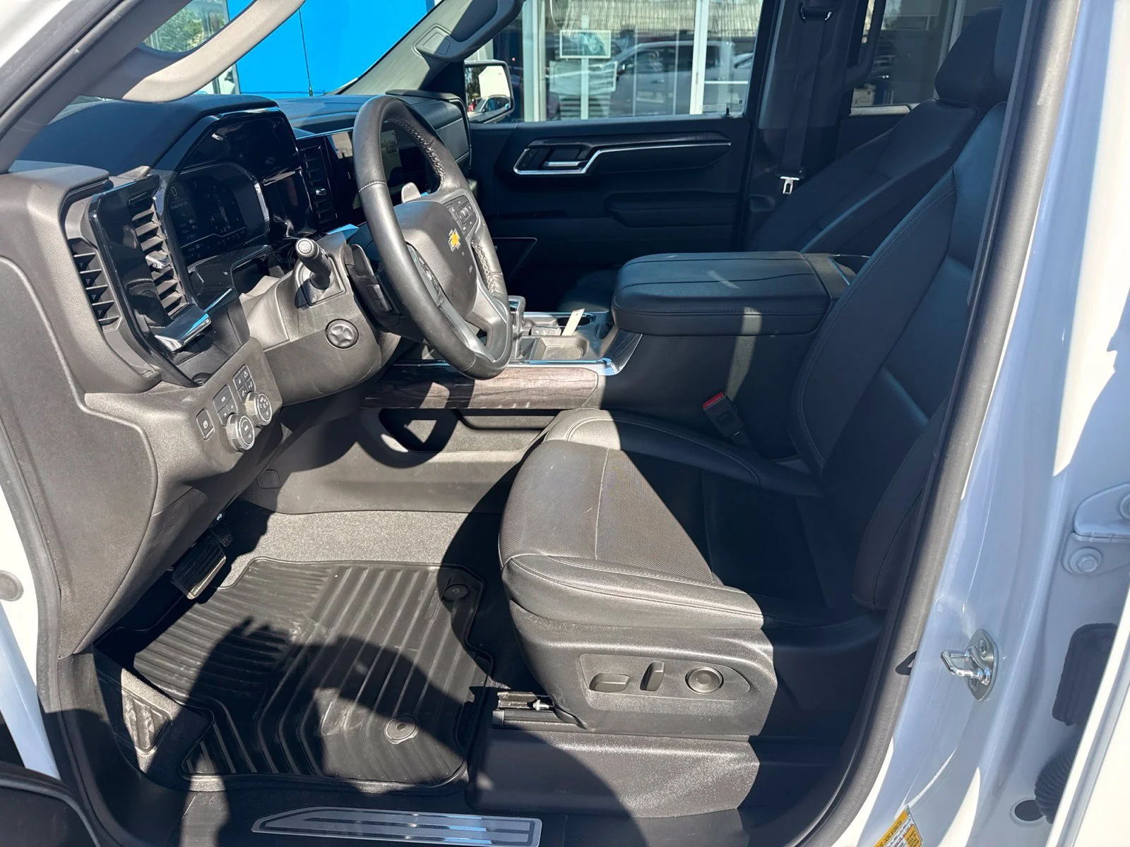 Used 2025 Summit White Chevrolet LTZ image 13