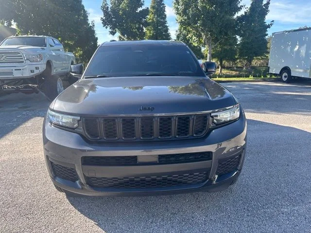 Used 2024 Gray Jeep Altitude image 2