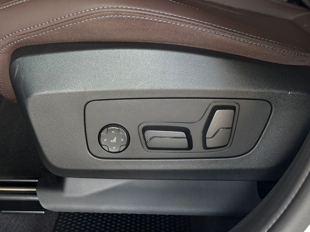 Used 2024 Mineral White Metallic BMW xDrive28i image 11