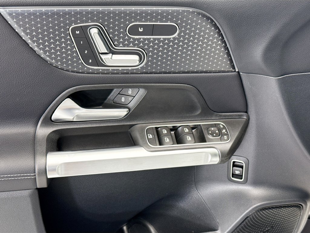 New 2026 Polar White Mercedes-Benz GLB 250 image 22