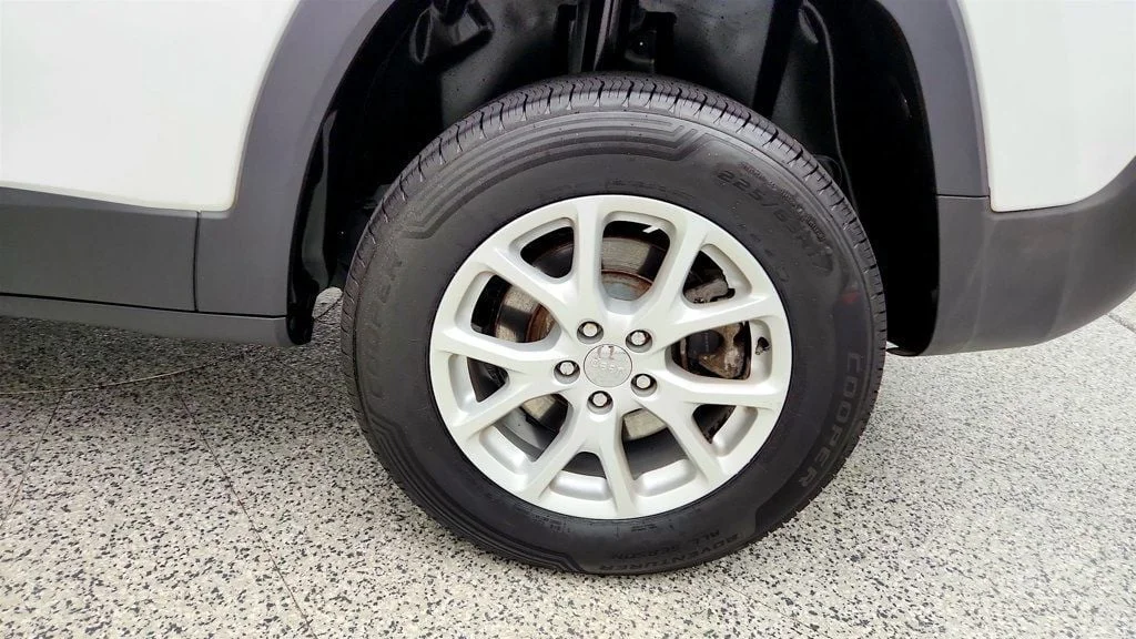 Used 2014 Bright White Clearcoat Jeep 4WD 4dr Latitude w/ 8.4