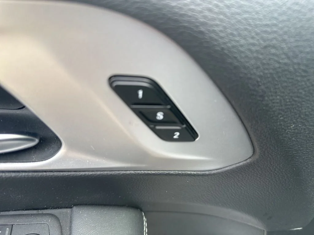Used 2025 White Chrysler Limited image 9