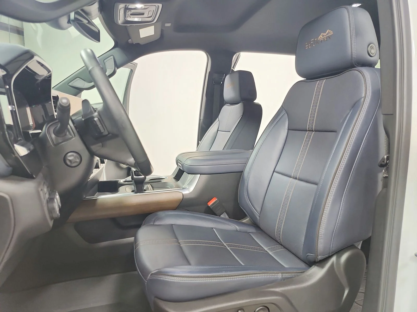 Used 2024 Iridescent Pearl Tricoat Chevrolet High Country image 19