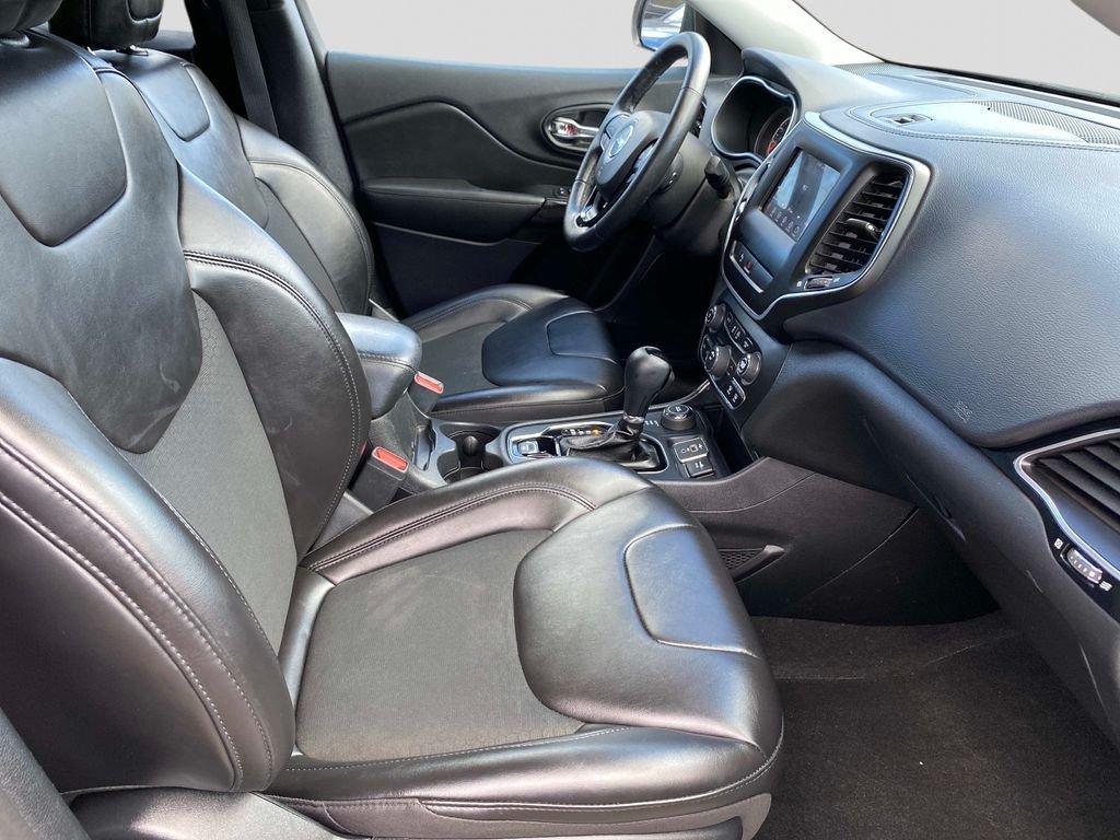 Used 2020 White Jeep Latitude Plus image 25
