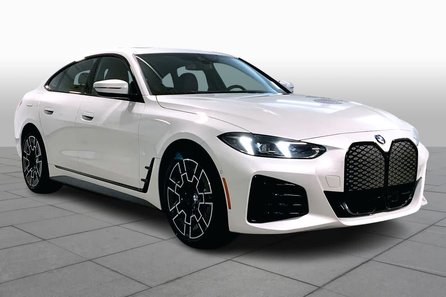 New 2026 Mineral White Metallic BMW xDrive40 image 2