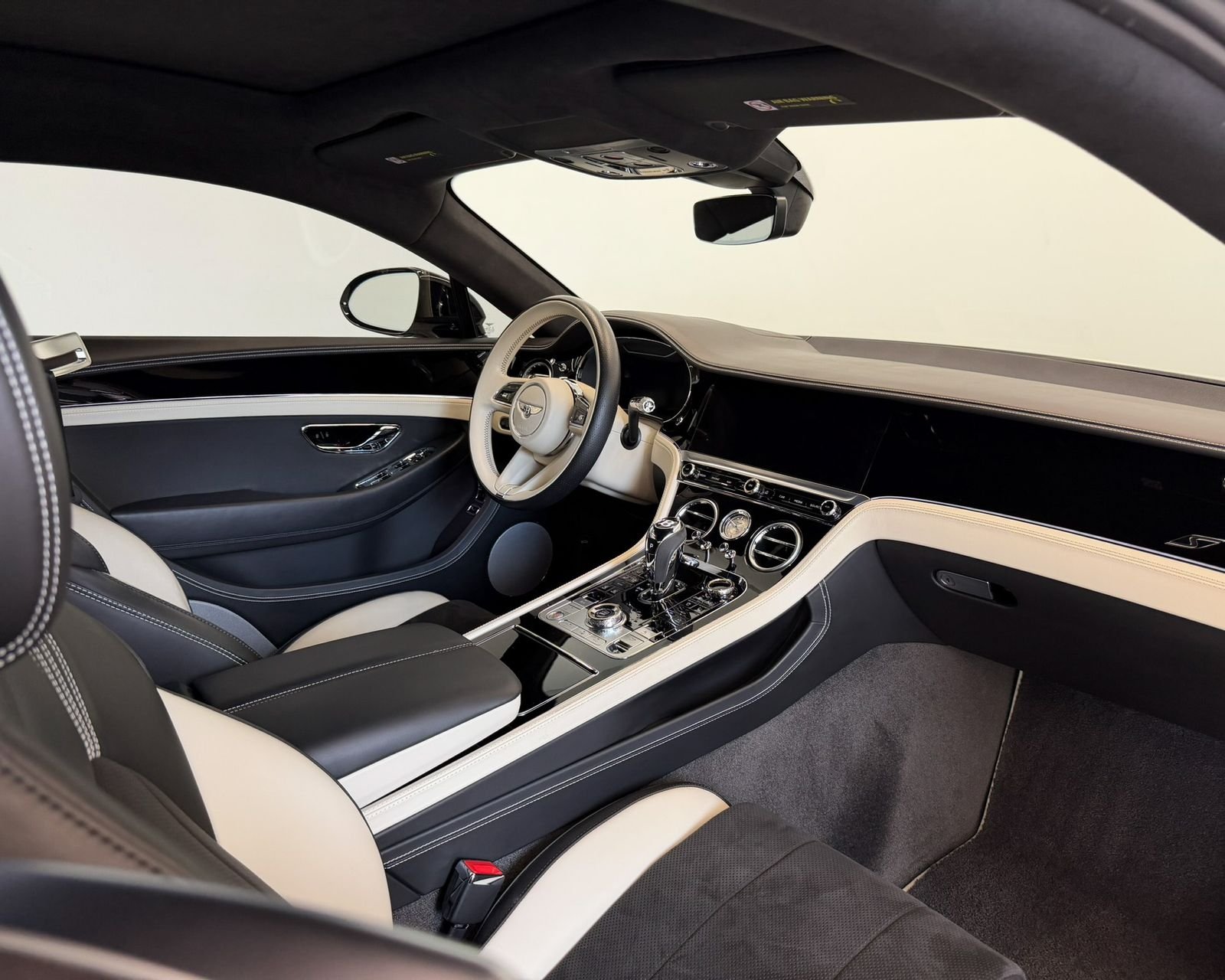 Used 2023 White Bentley V8 S image 2
