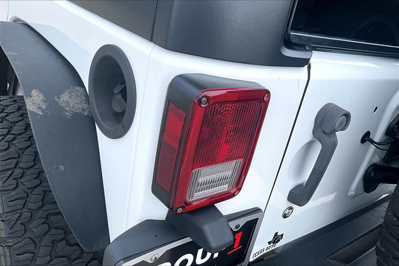 Used 2014 Bright White Clearcoat Jeep Sport image 27