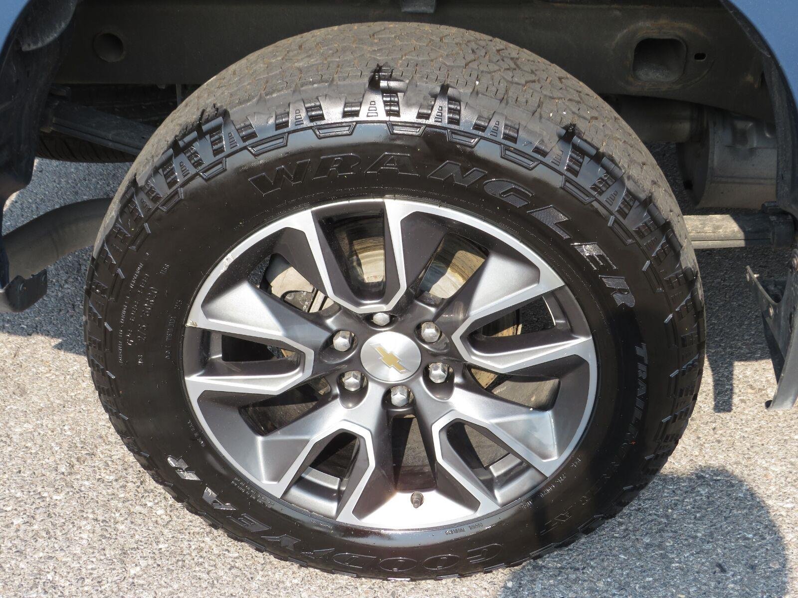 Used 2024 Lakeshore Blue Metallic Chevrolet LT image 13