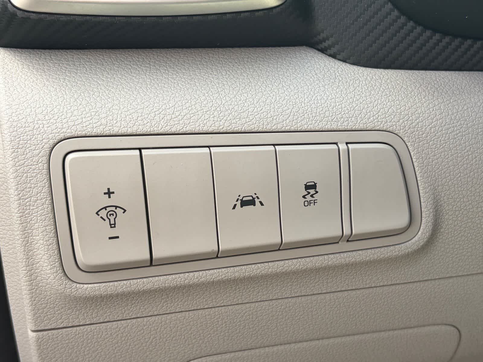 Used 2019 Molten Silver Hyundai SE image 8