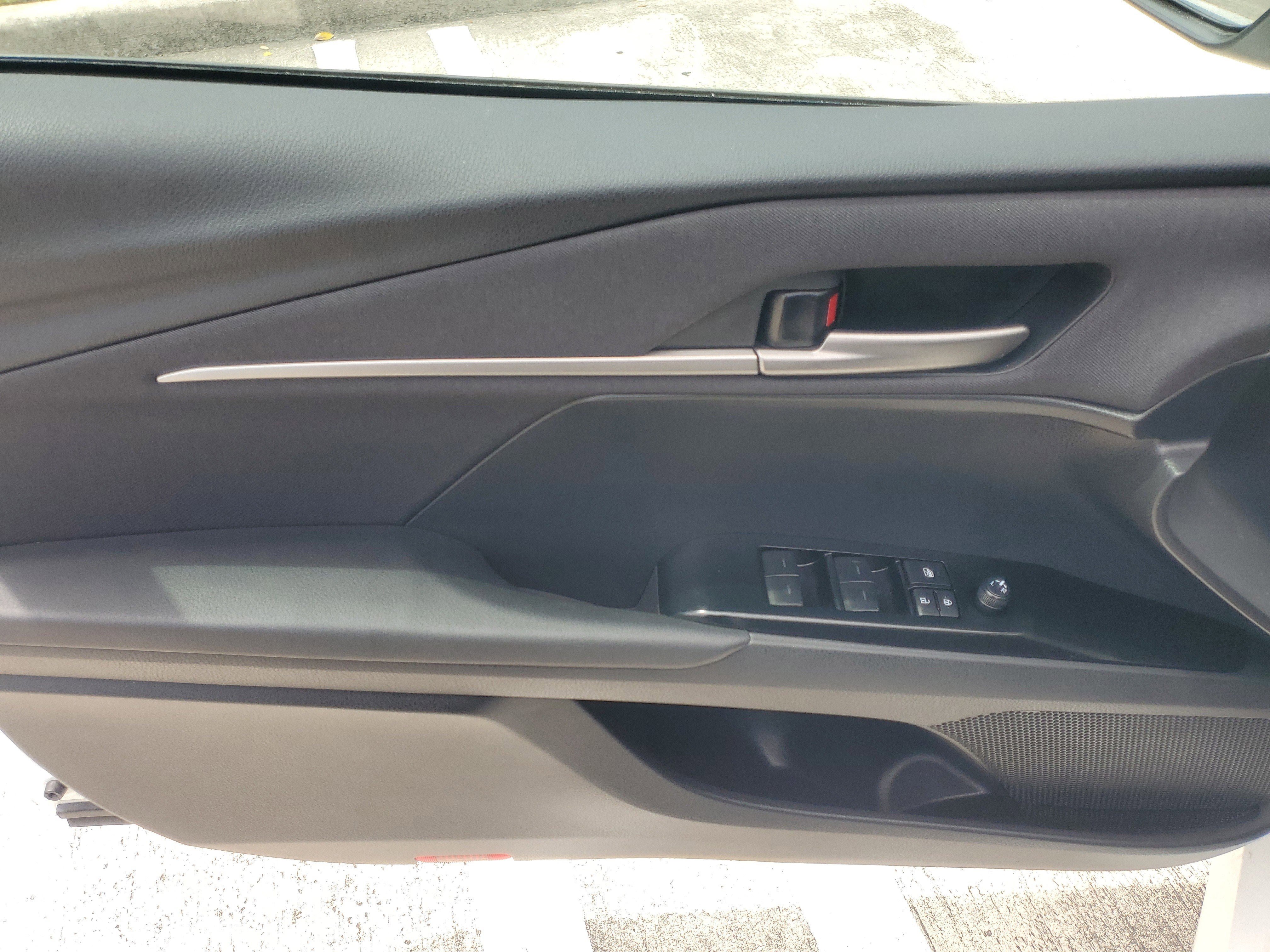 Used 2025 Ice Toyota LE image 18