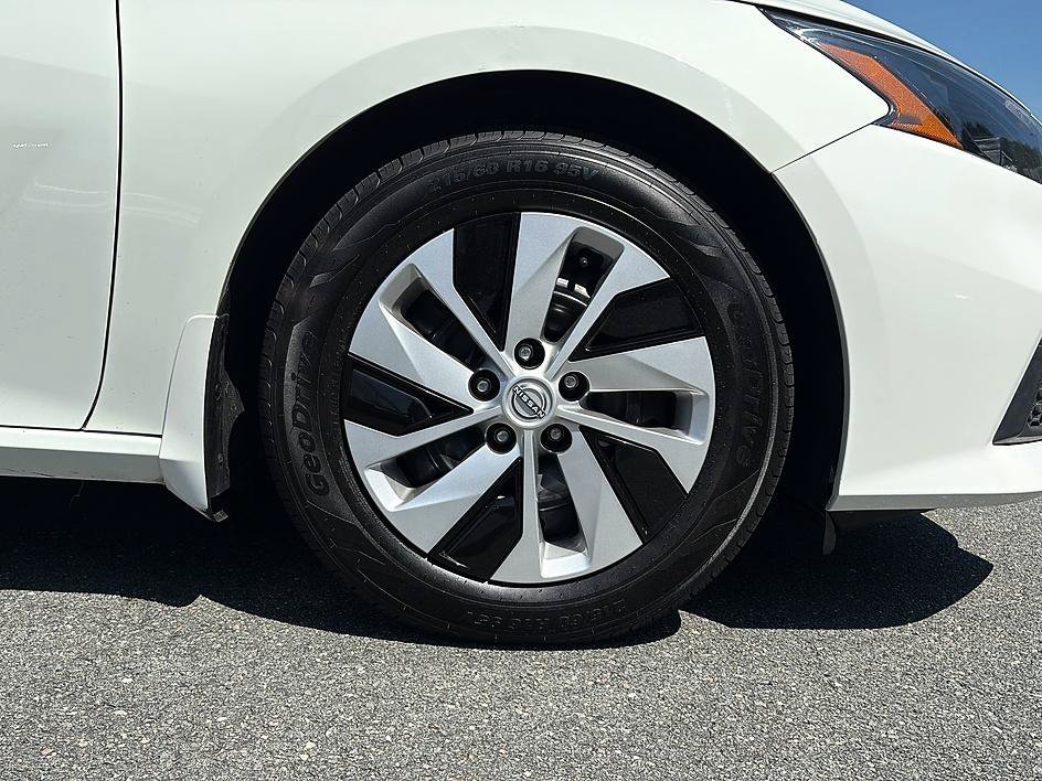 Used 2022 Glacier White Nissan 2.5 S image 12