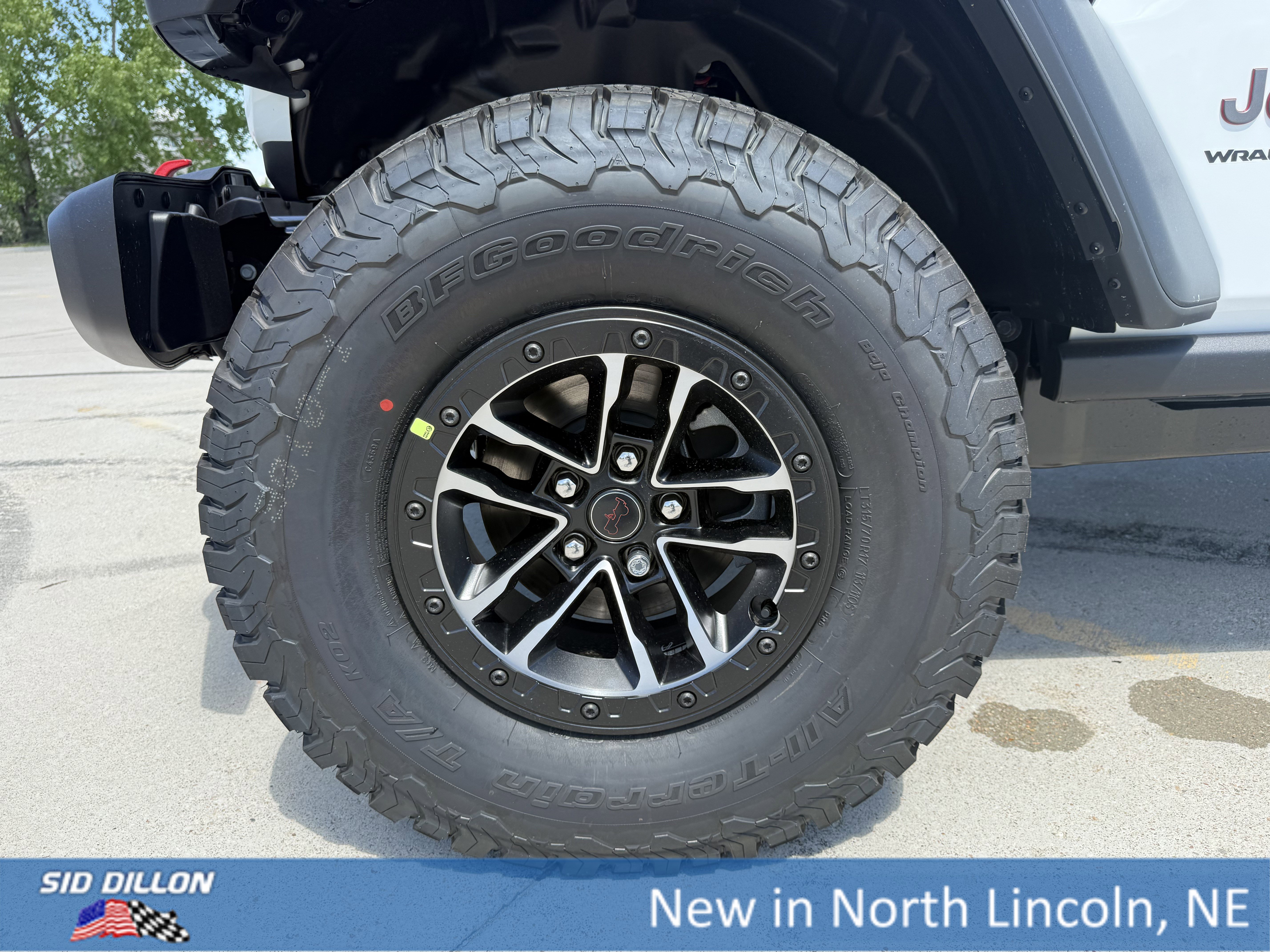 New 2026 Bright White Clear-Coat Exterior Paint Jeep Rubicon image 5