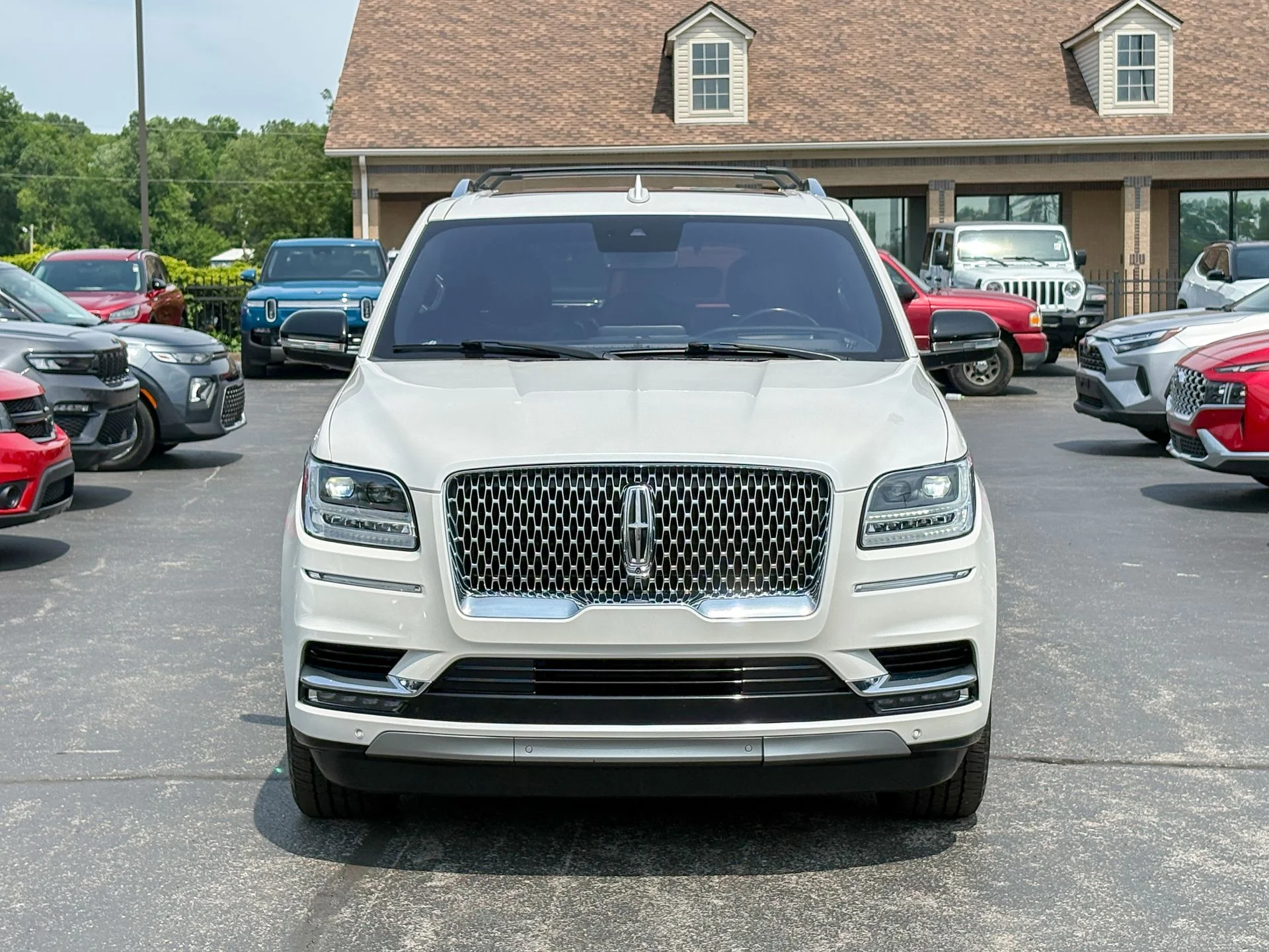 Used 2019 White Lincoln Reserve image 4