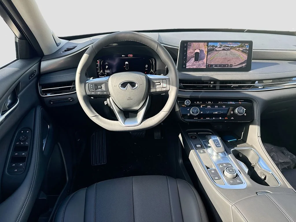 Used 2027 White INFINITI LUXE image 24