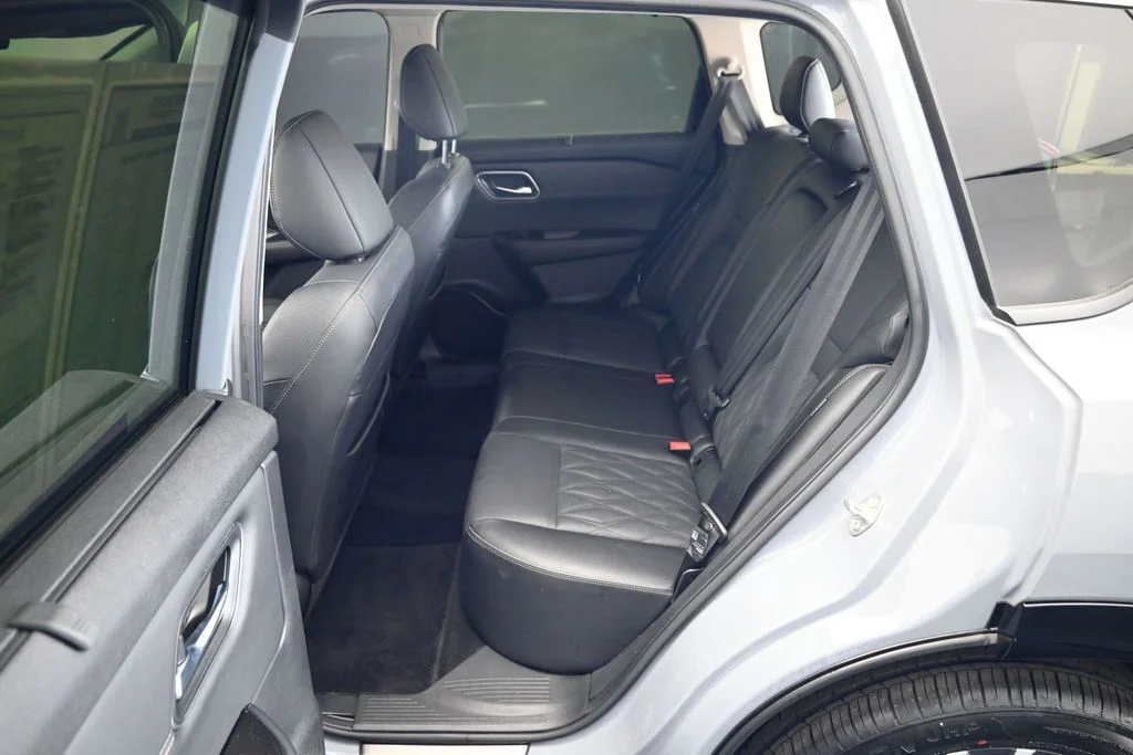 Used 2024 Gray Nissan Platinum image 16