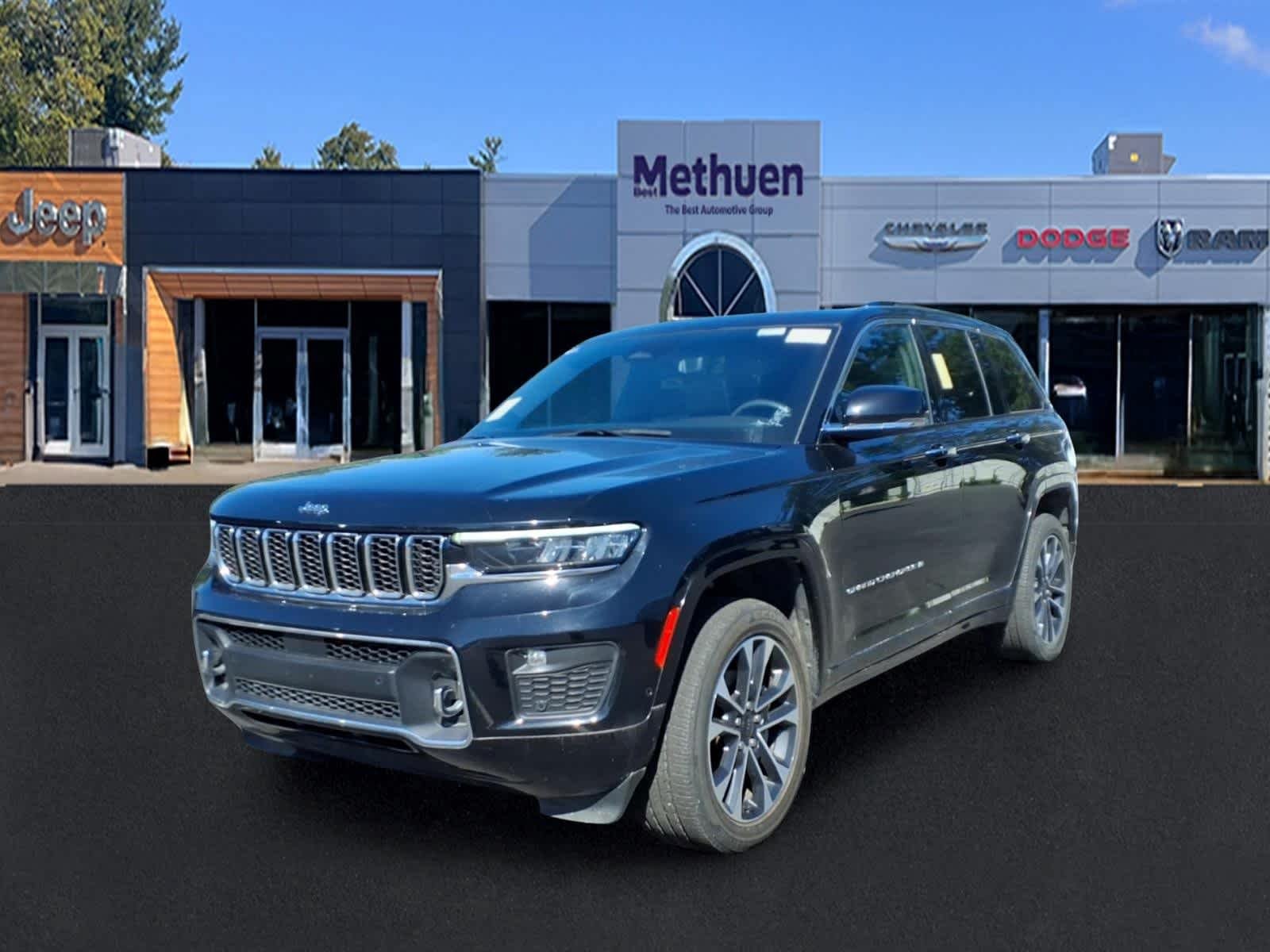 Used 2023 Diamond Black Crystal Pearlcoat Jeep Overland image 7