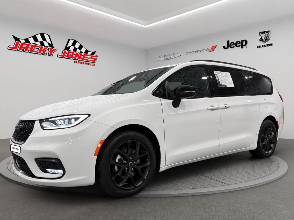 2025 Chrysler Pacifica Limited's photo