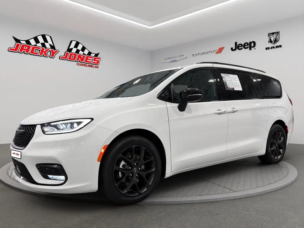 2025 Chrysler Pacifica Limited's photo