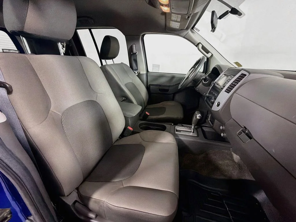 Used 2015 Blue Nissan S image 23