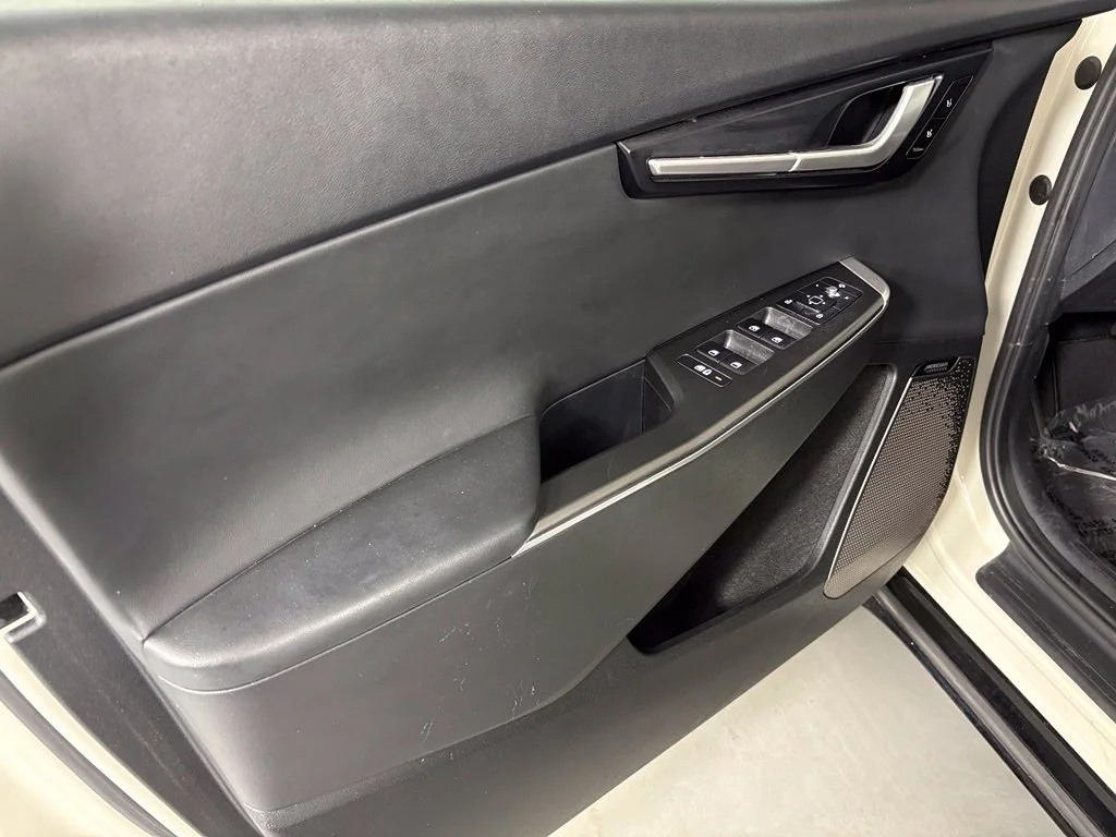 Used 2023 White Kia Wind image 14