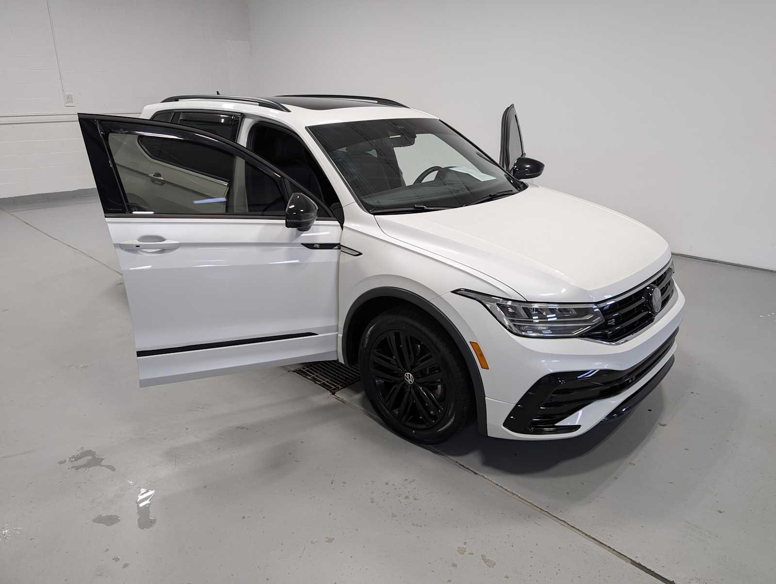 Used 2022 Oryx White Pearl Volkswagen SE R-Line Black image 16