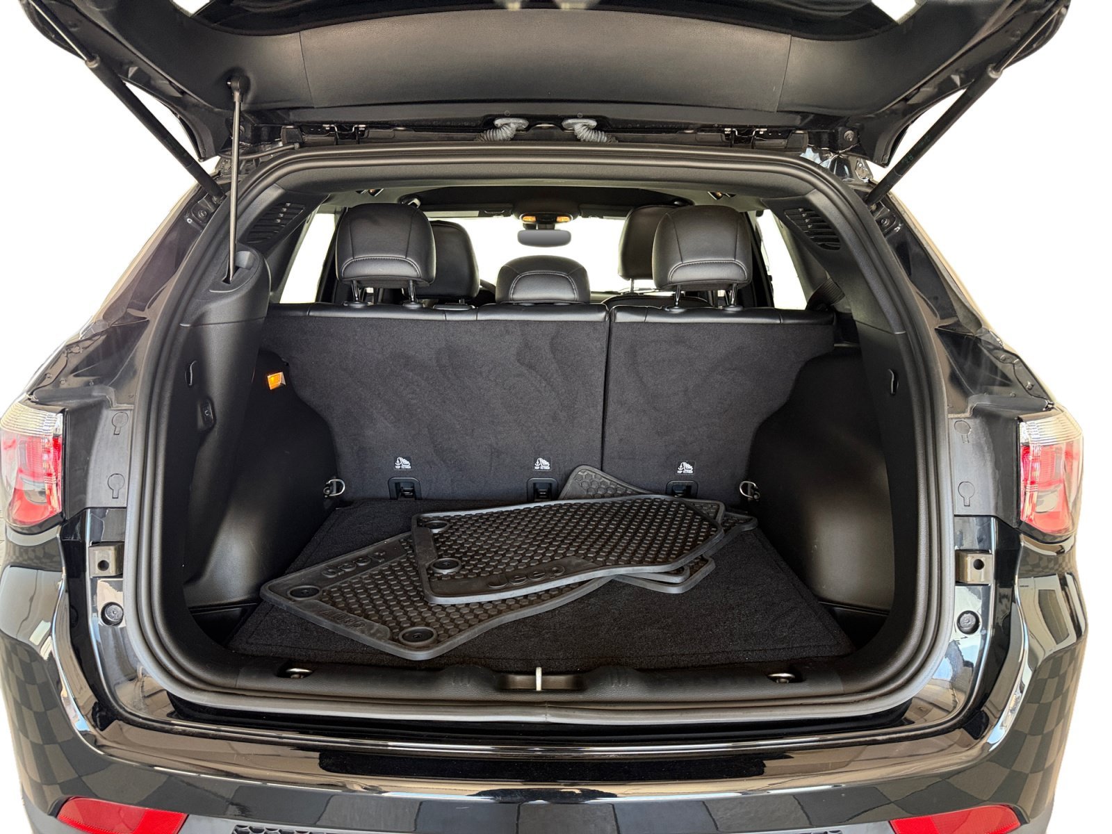 Used 2023 Diamond Black Crystal Pearlcoat Jeep Latitude image 38