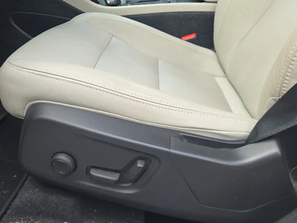 Used 2021 Crystal White Metallic Volvo Momentum image 7