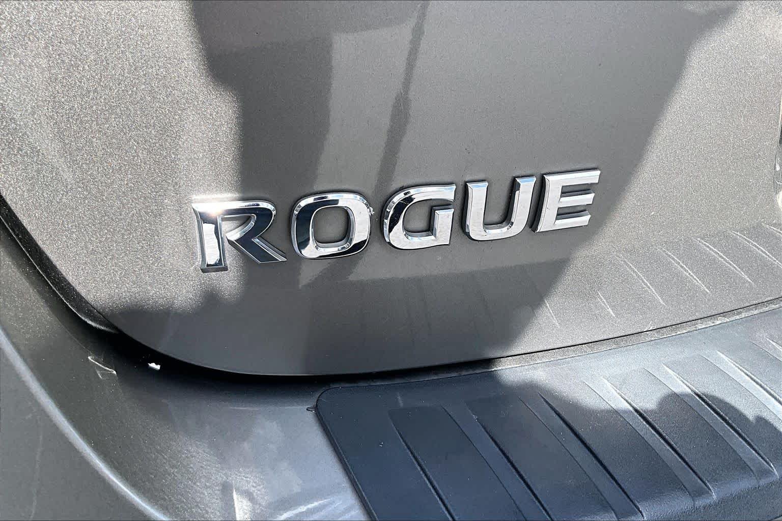 Used 2012 Platinum Graphite Nissan SV image 9