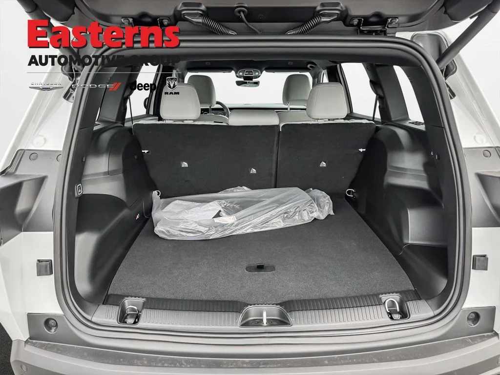 New 2026 Bright White Clear-Coat Exterior Paint Jeep Limited image 9