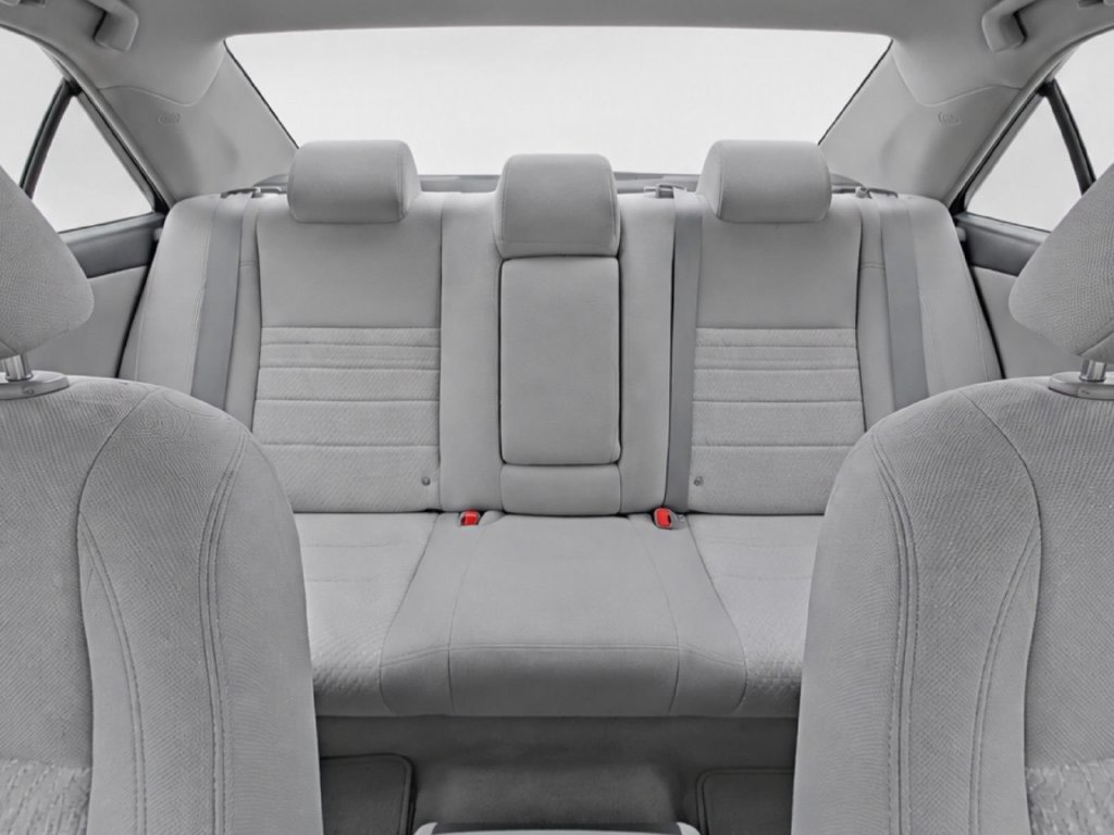 Used 2015 Gray Toyota LE image 17
