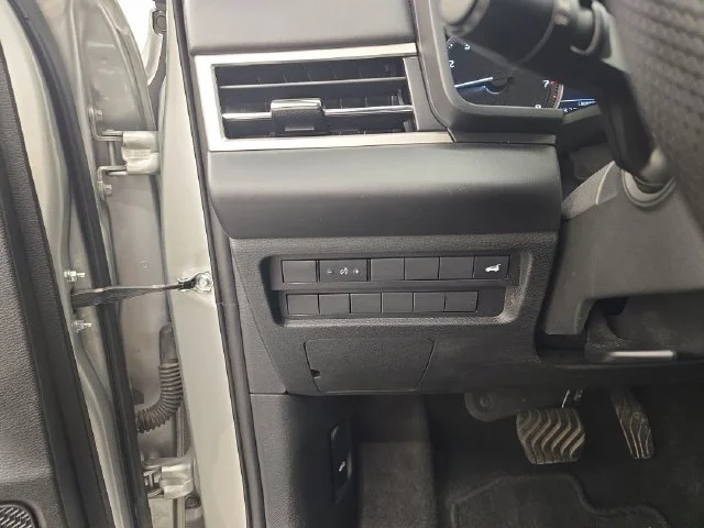 Used 2025 Alloy Silver Metallic Mitsubishi SE image 32