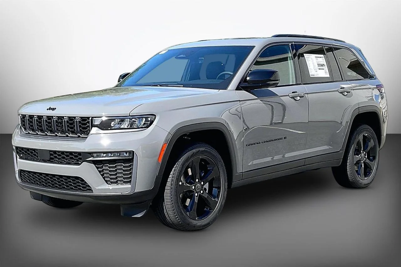 New 2027 Sting-Gray Clear-Coat Paint Jeep Limited image 4