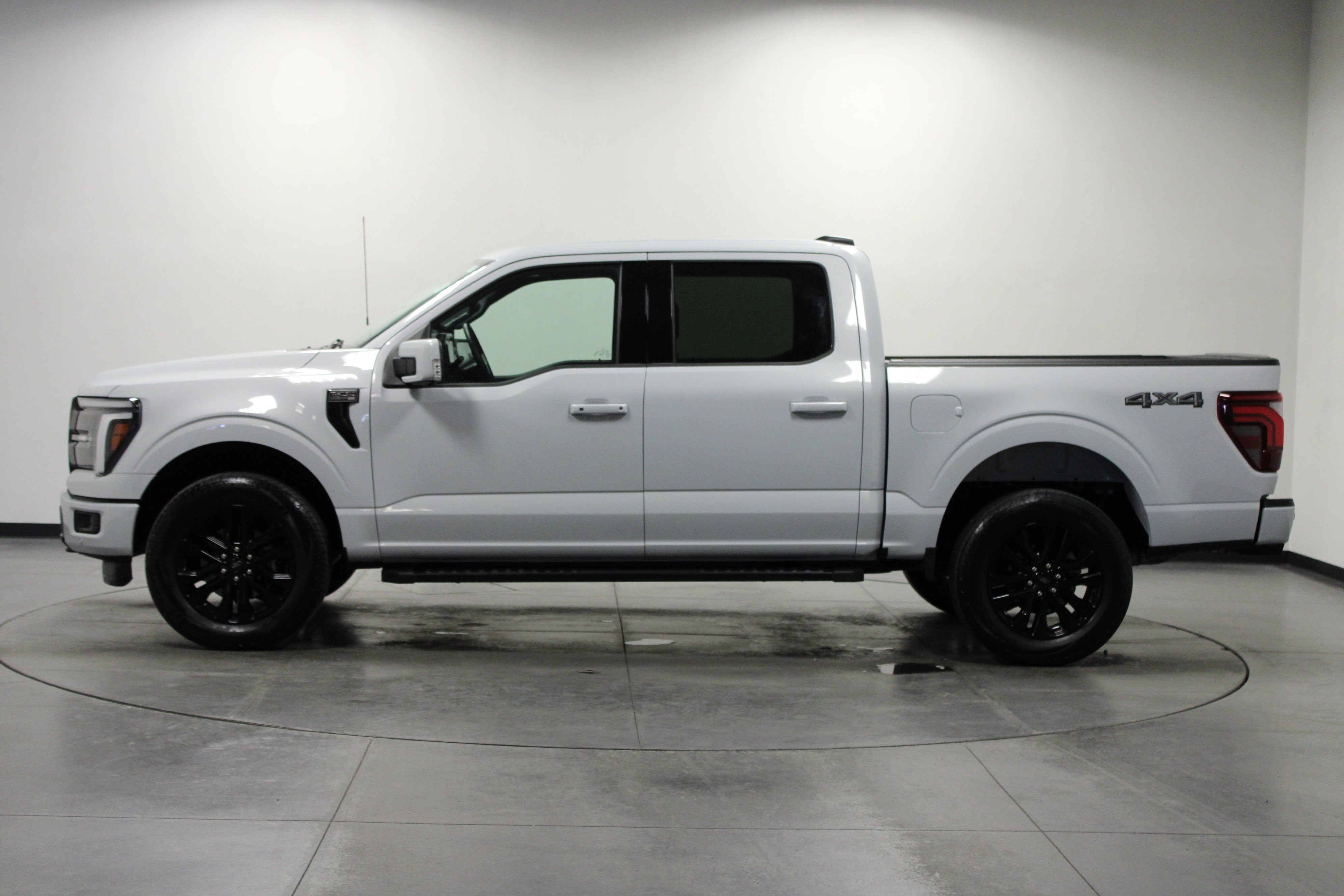 Used 2025 Space White Metallic Ford LARIAT image 7