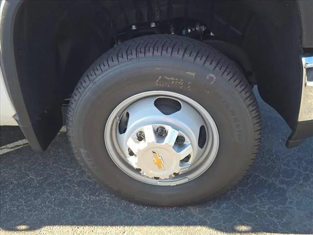 New 2026 Summit White Chevrolet Work Truck image 33