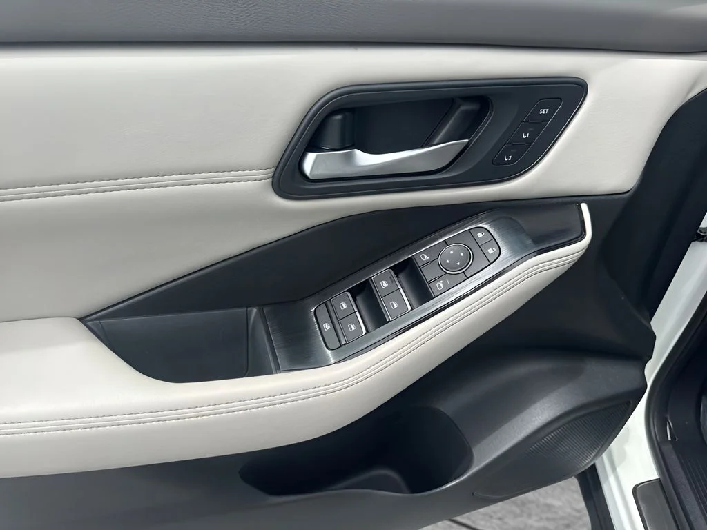 Used 2023 White Nissan SL image 26