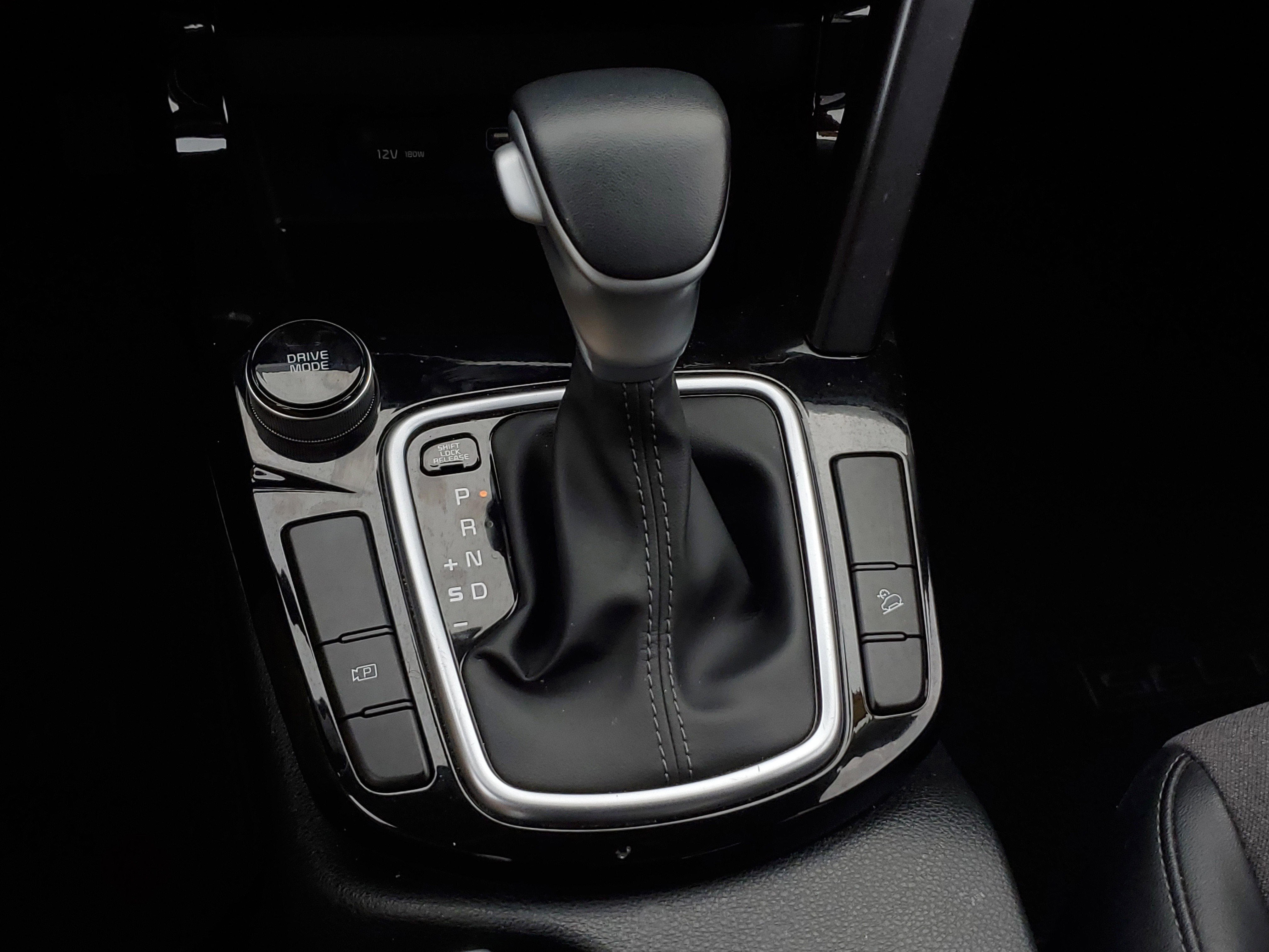Used 2025 White Kia S image 28
