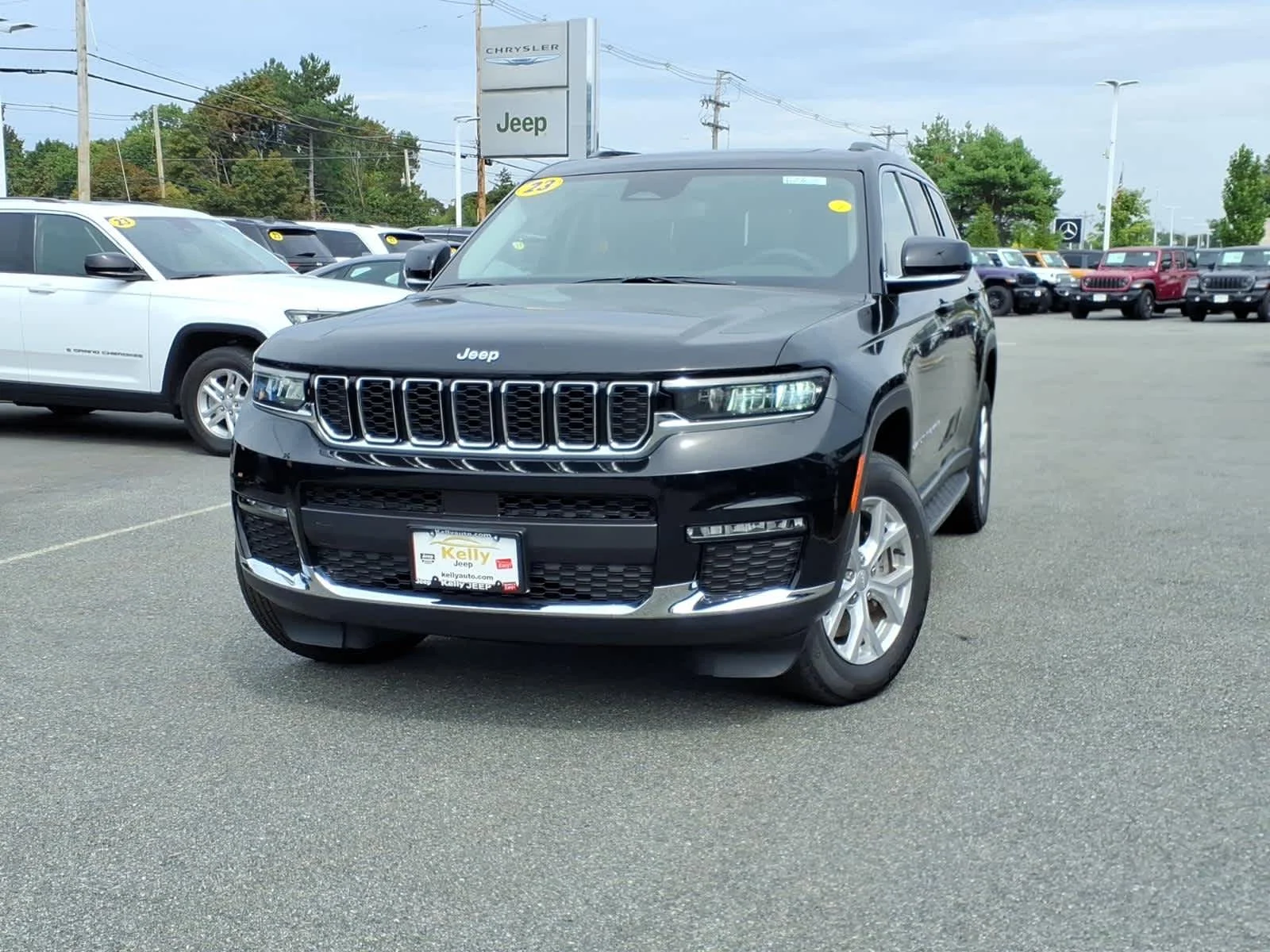 Used 2023 Diamond Black Crystal Pearlcoat Jeep Limited image 2