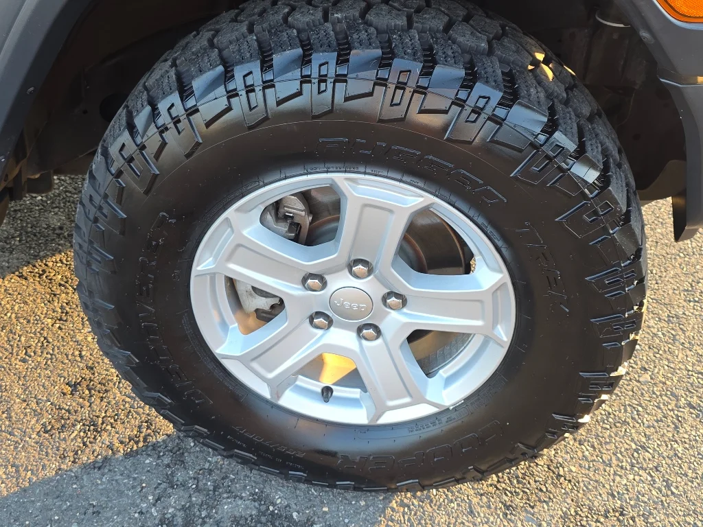 Used 2018 Black Clear Coat Jeep Unlimited Sport S image 19