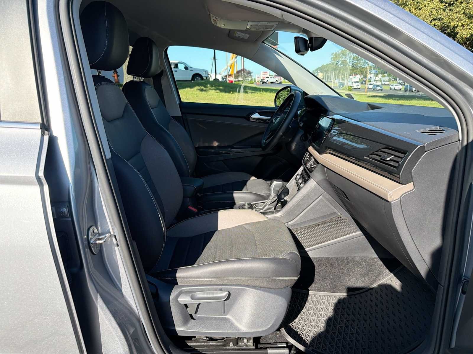 Used 2022 Pyrite Silver Metallic Volkswagen SEL image 15